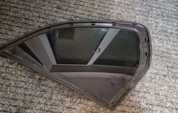 BMW X5 F15 Rear vent window glass 7305771