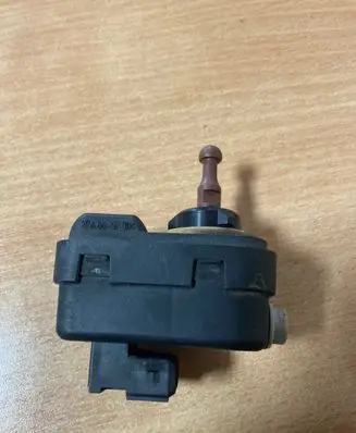 Headlight level adjustment motor