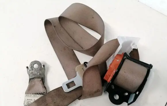 Middle seatbelt (rear)