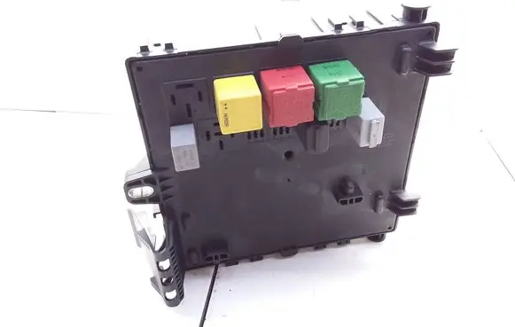 Opel Vectra C Relay mounting block 519064117 13170888
