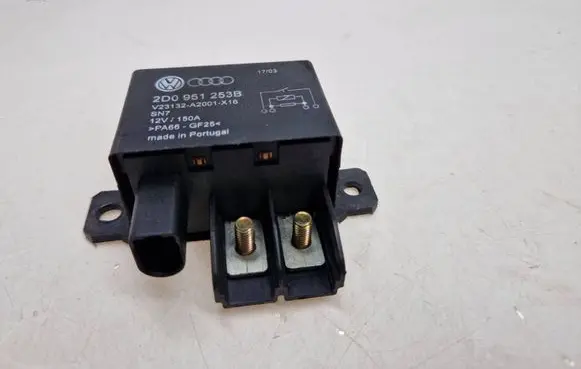 Volkswagen Touareg I Fuse module 2D0951253B V23132A2001X16