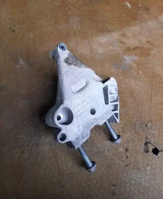 Volkswagen PASSAT B6 Engine mounting bracket 03G199207G