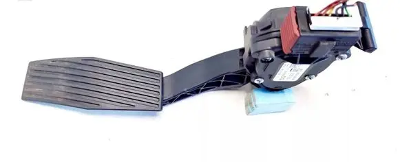 Accelerator throttle pedal
