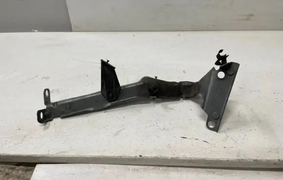 Audi A4 S4 B8 8K Fender mounting bracket 8K0821135
