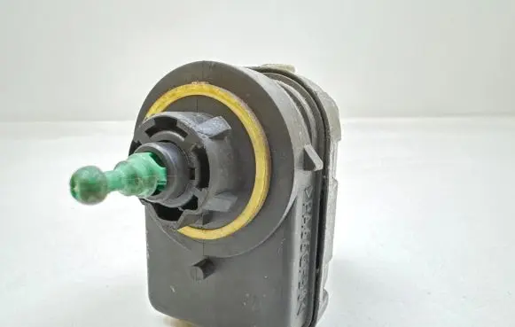 Headlight level adjustment motor
