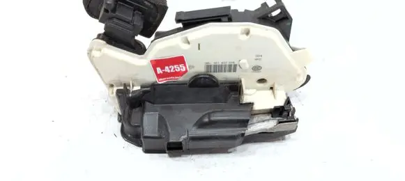 Volkswagen PASSAT B8 Front door lock 5E1837016