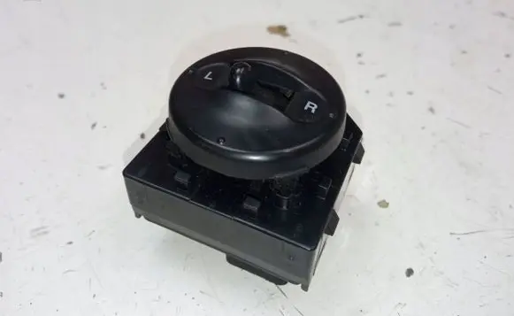Hyundai Matrix Wing mirror switch 9353017000