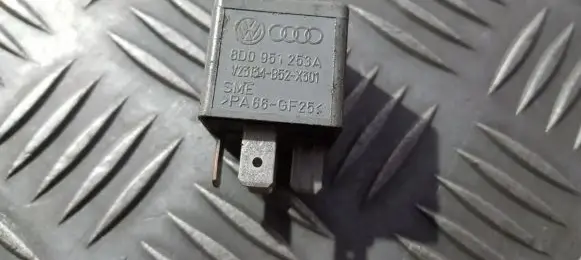 Volkswagen PASSAT B5.5 Other relay 8d0951253a v23134-b52-x301