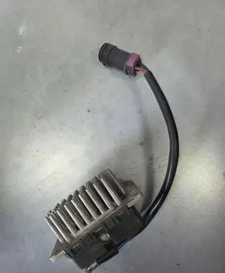 Audi A4 S4 B5 8D Heater blower motor/fan resistor 4A0820521