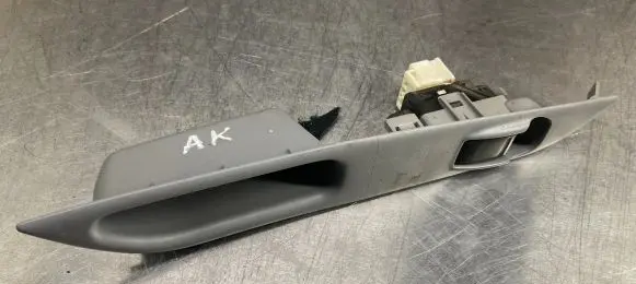 Nissan Almera Tino Electric window control switch 82961BU000