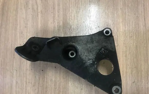 BMW 5 E60 E61 Engine mounting bracket 6777033 13807410 6905