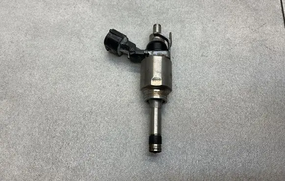 Nissan Juke I F15 Fuel injector AN0170