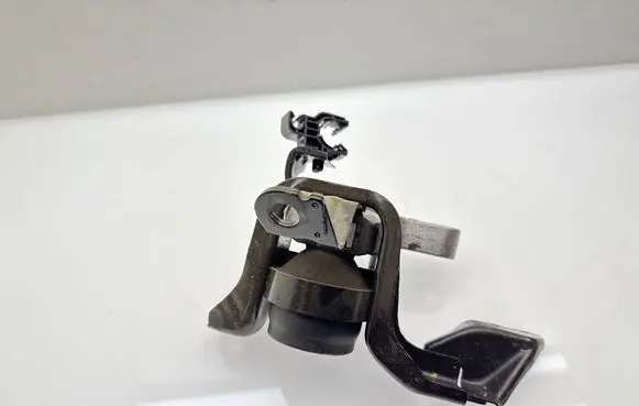 Engine mount bracket