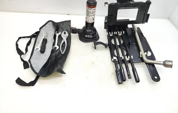 Isuzu D-Max Tool set 8973152821