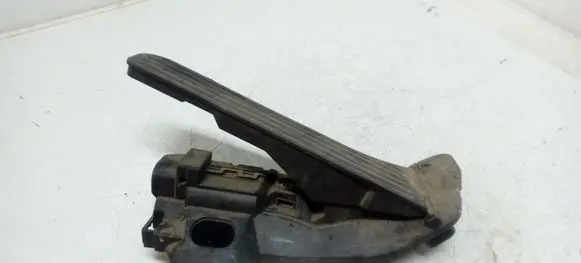 Accelerator throttle pedal