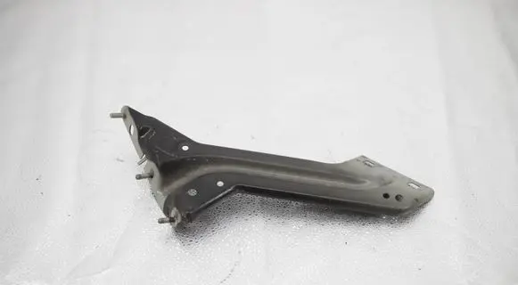 Audi Q5 SQ5 8R Fender mounting bracket 8R0821136