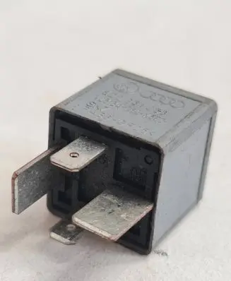 Volkswagen PASSAT B5 Other relay 8D0951253 PA66GF25 V23134J52X300