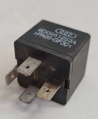 Volkswagen PASSAT B5 Other relay 8D0951253A