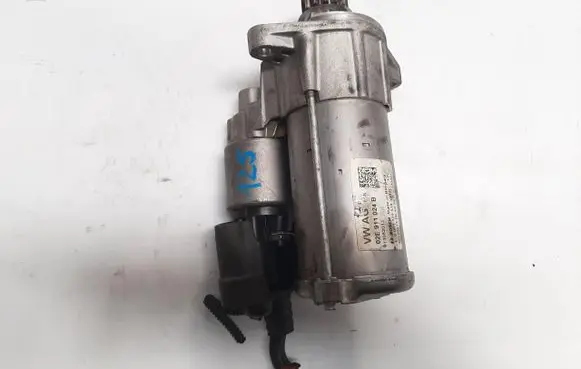 Volkswagen Golf VII Starter motor 02E911024B