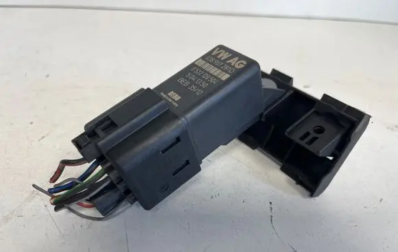 Volkswagen Tiguan Glow plug pre-heat relay 038907281D 0522120504