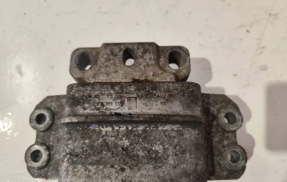Engine mount bracket