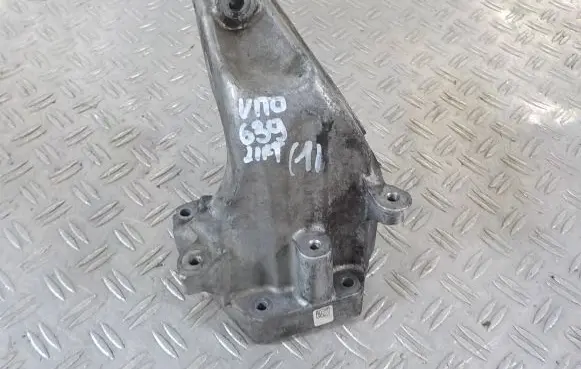 Mercedes-Benz Vito Viano W639 Engine mounting bracket A6512231504