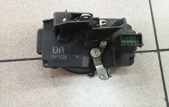 Opel Vectra B Front door lock 24414110