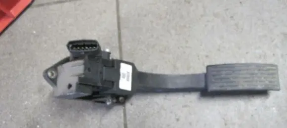 KIA Sorento Accelerator throttle pedal 372103E400