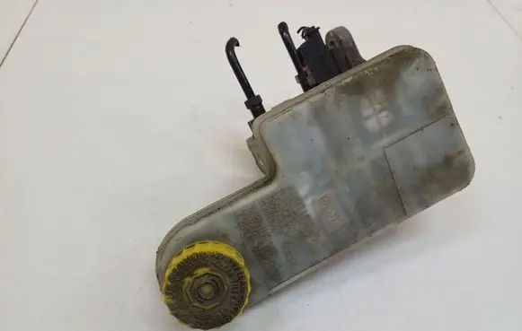 Chrysler Sebring (JS) Brake fluid reservoir
