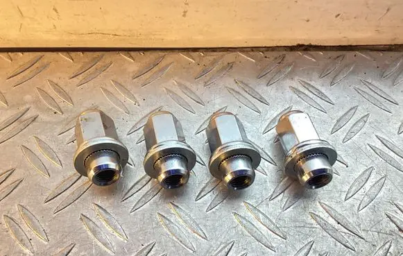 Toyota Land Cruiser (J200) Nuts/bolts 