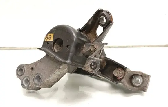 Toyota RAV 4 (XA30) Engine mount bracket