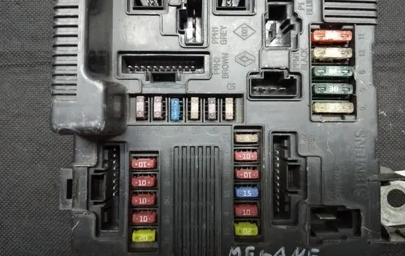 Renault Megane II Fuse module 8200306032A S118399200D