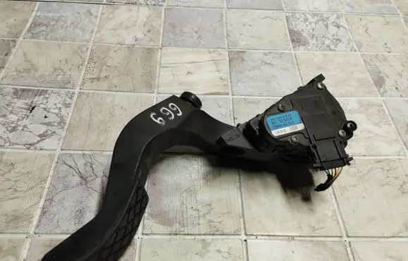 Audi A6 S6 C5 4B Accelerator throttle pedal 8D1723523M