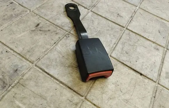 Toyota Avensis T220 Front seatbelt buckle