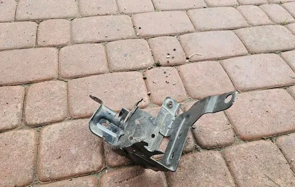 Opel Grandland X ABS pump bracket 9818902280