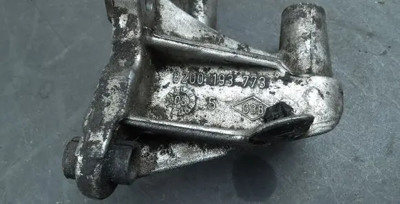 Peugeot 207 CC Engine mounting bracket 8200193773