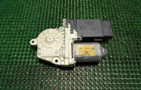 Volkswagen Golf IV Front door window regulator motor 1C1959801A 105467301