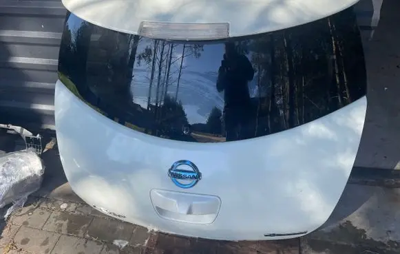 Nissan Leaf I (ZE0) Truck tailgate 
