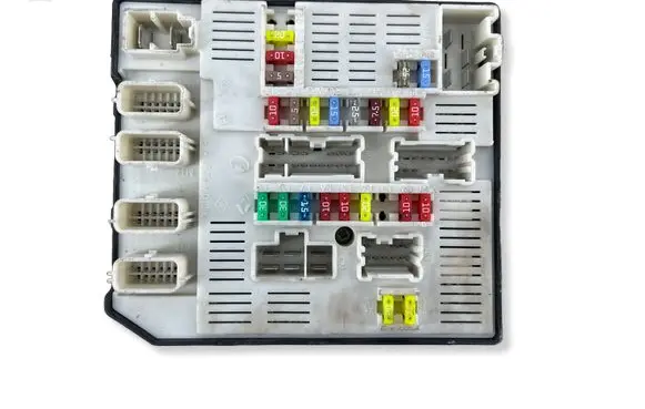 Renault Scenic III - Grand scenic III Fuse module 284B60008R 8228012272 519339311