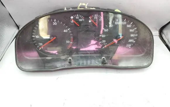Volkswagen PASSAT B5 Speedometer (instrument cluster) 3B0919881N 110008794