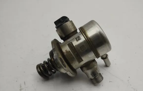 Audi Q3 F3 Fuel injection high pressure pump 05E127027D