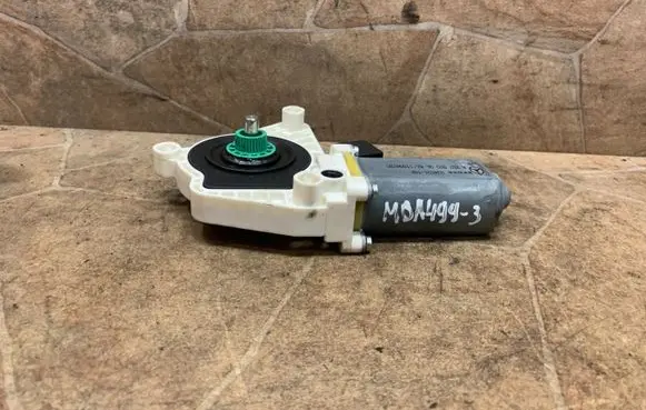 Mercedes-Benz CLS C218 X218 Front door window regulator motor A2078200642