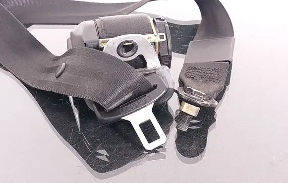 Mercedes-Benz E W124 Middle seatbelt (rear) 16398