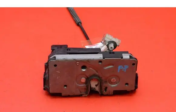 Opel Corsa E Front door lock 13431840