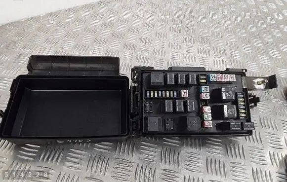 Chrysler 300 - 300C Fuse module 16238ac p04692233ab