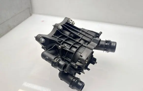 BMW 3 G20 G21 Thermostat/thermostat housing 8642560