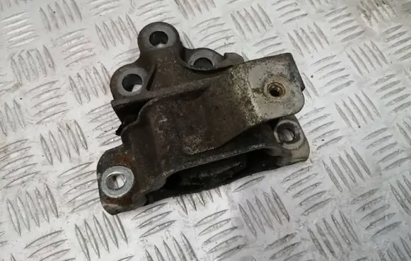 Engine mount vacuum valve