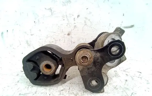 Mazda 3 III Engine mount bracket