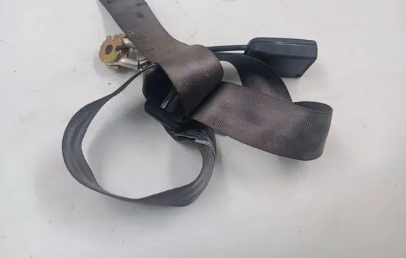 Middle seatbelt (rear)