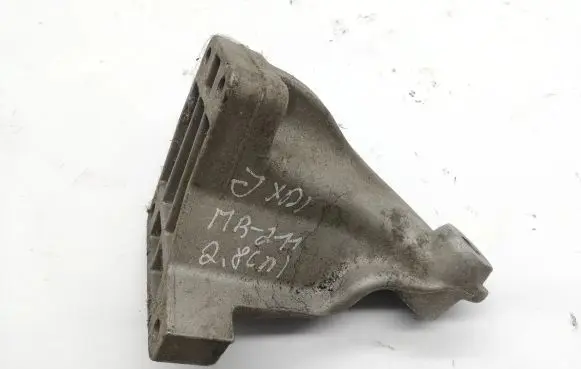 Mercedes-Benz E W211 Engine mounting bracket A6422230004